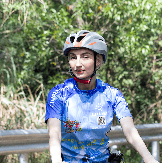 Bicycle Bluetooth helmet. (BT4.1 Bluetooth mode, 2X1W stereo phone, voice navigation GPS, MP3 music, ARGB LED dazzling tail light + left. Right turn signal lamp)