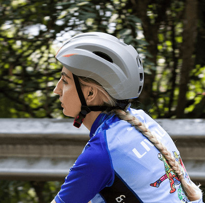 Bicycle Bluetooth helmet. (BT4.1 Bluetooth mode, 2X1W stereo phone, voice navigation GPS, MP3 music, ARGB LED dazzling tail light + left. Right turn signal lamp)