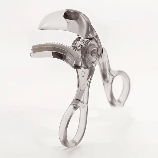Portable wide-angle eyelash curler with built-in comb - suitable for all eye shapes, easy to use, battery-free, ideal for beginners